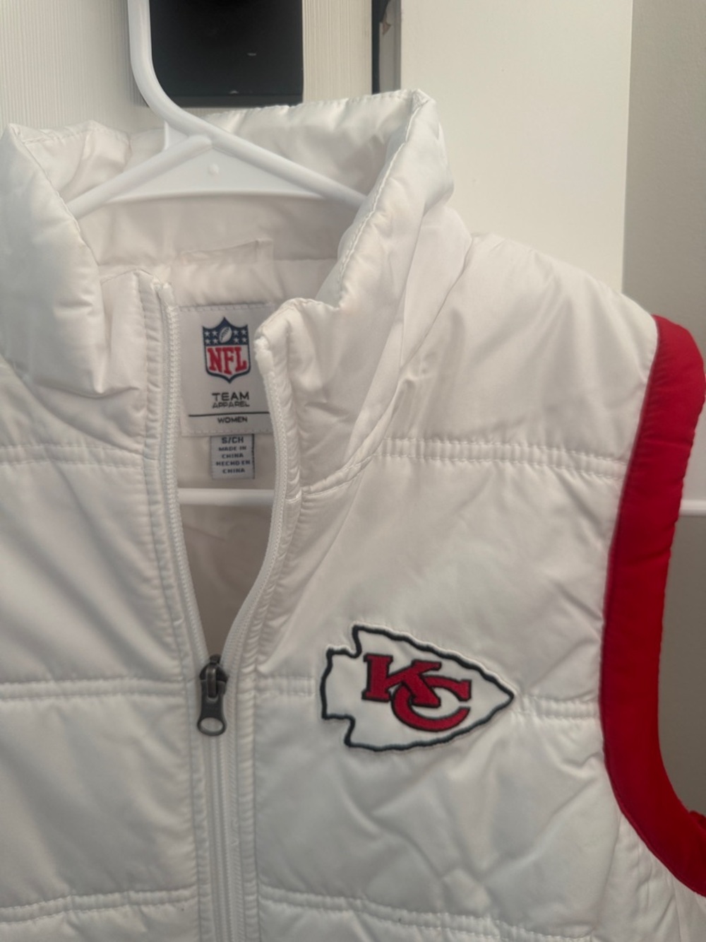 NFL women’s White Quilted Vest with Red Trim - Kansas City Chiefs Logo - Picture 2 of 6